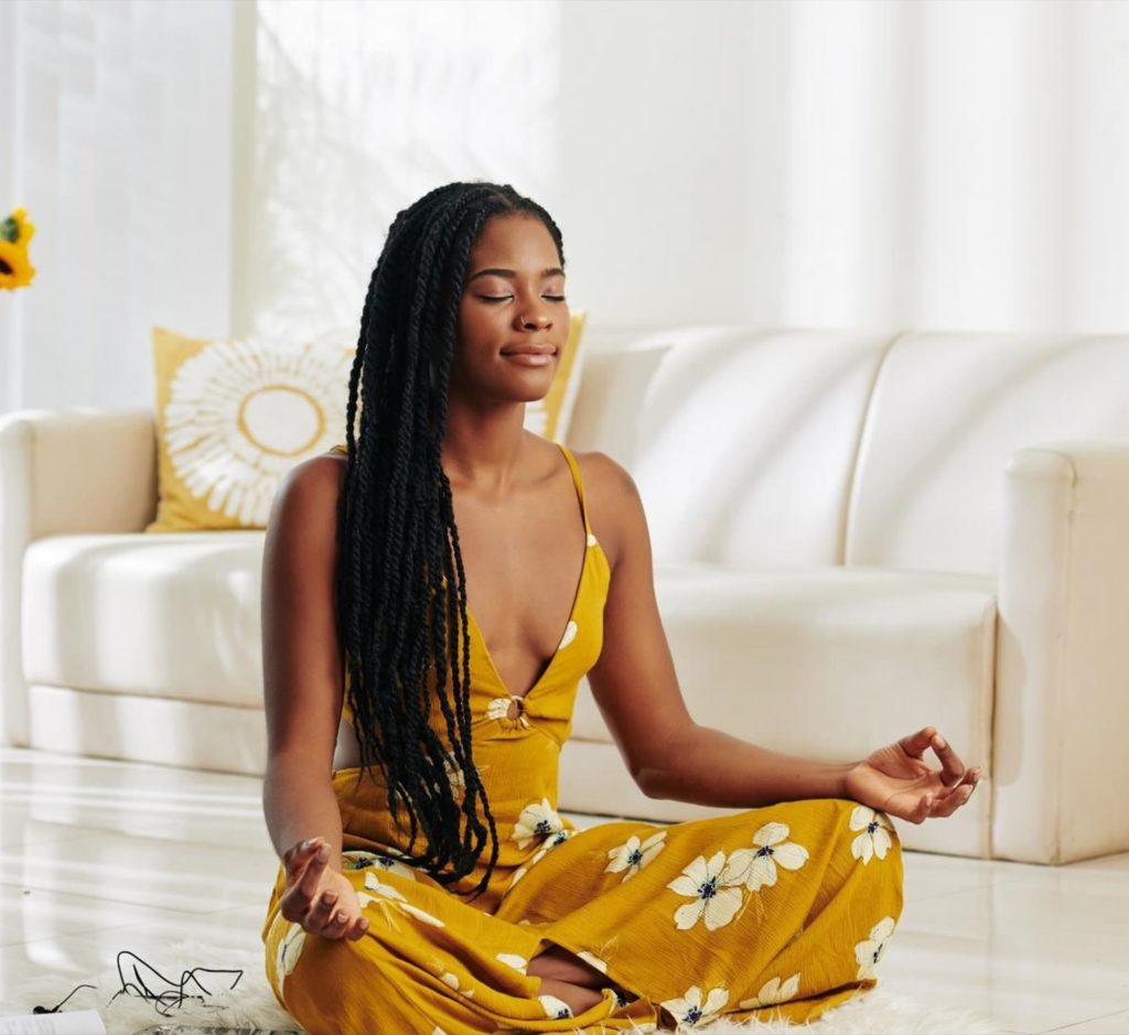 Image d'une femme en position de méditation comme celle proposée par Adeline Nintidem